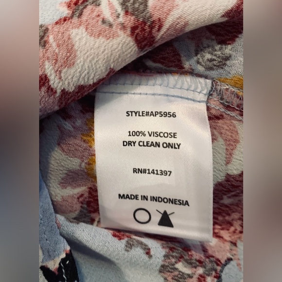 Astr Romper•Floral Print on Cornflower Blue Background•Flirty•Sz. S - Picture 8 of 9